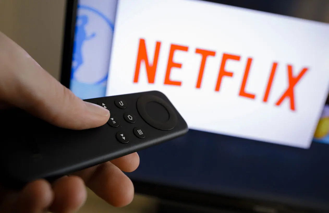 «Πόλεμος» στο τηλεκοντρόλ ανάμεσα σε Netflix, Apple, Walt Disney και Warner