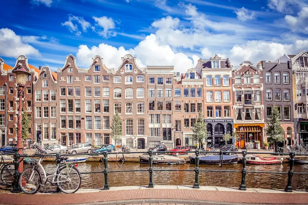 Η Ολλανδία κλείνει τα σύνορα σε μη Ευρωπαίους ταξιδιώτες