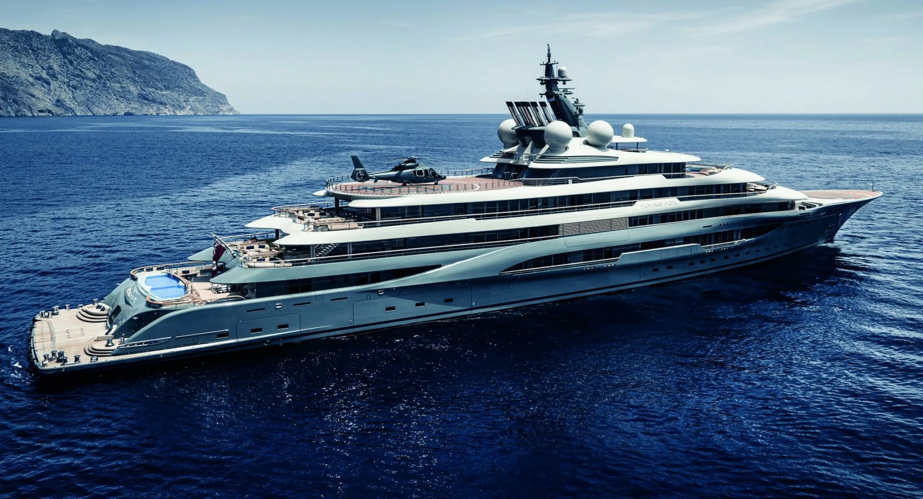 Το γιοτ του Τζεφ Μπέζος και η νέα μανία των πλουσιότερων του πλανήτη