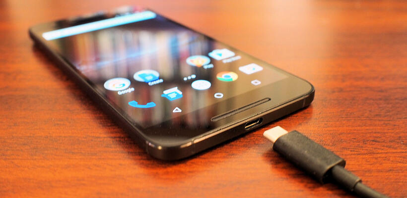 Οι Ευρωβουλευτές ζητούν κοινό φορτιστή για όλα τα κινητά