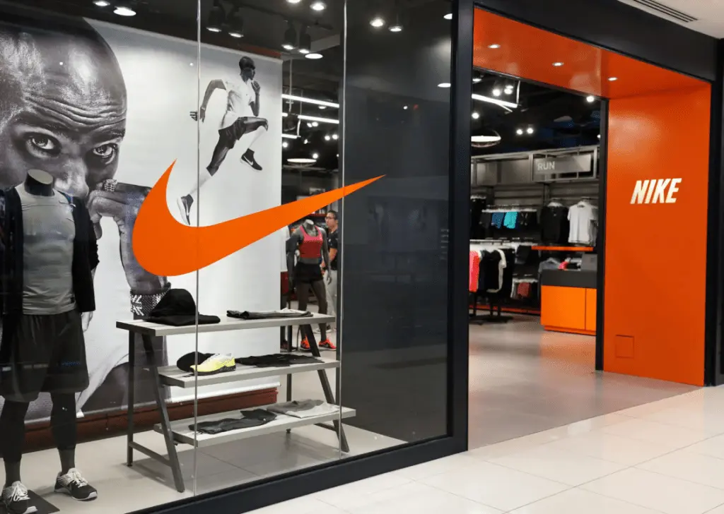 Nike: Υπερβαίνει τις προσδοκίες παρά τη βουτιά 31% στα κέρδη