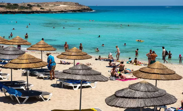 Αγ. Νάπα: Ζημιές €2,5εκ από ξαπλώστρες και ομπρέλες!