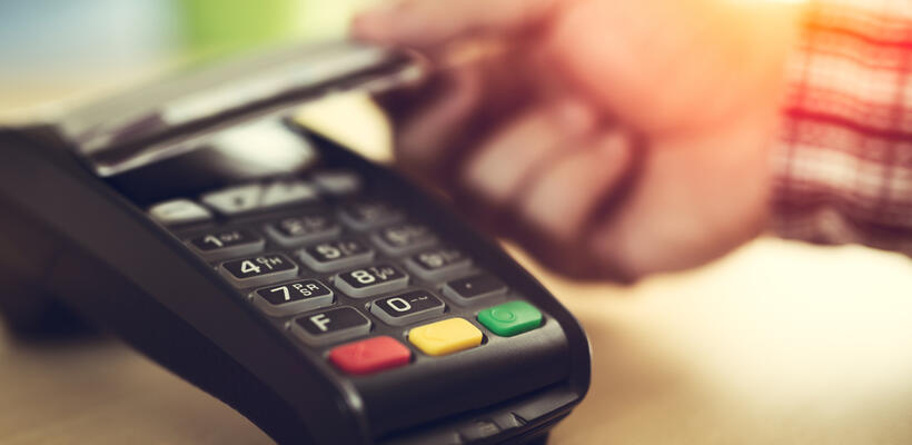 H RCB Bank αλλάζει το όριο των ανέπαφων συναλλαγών