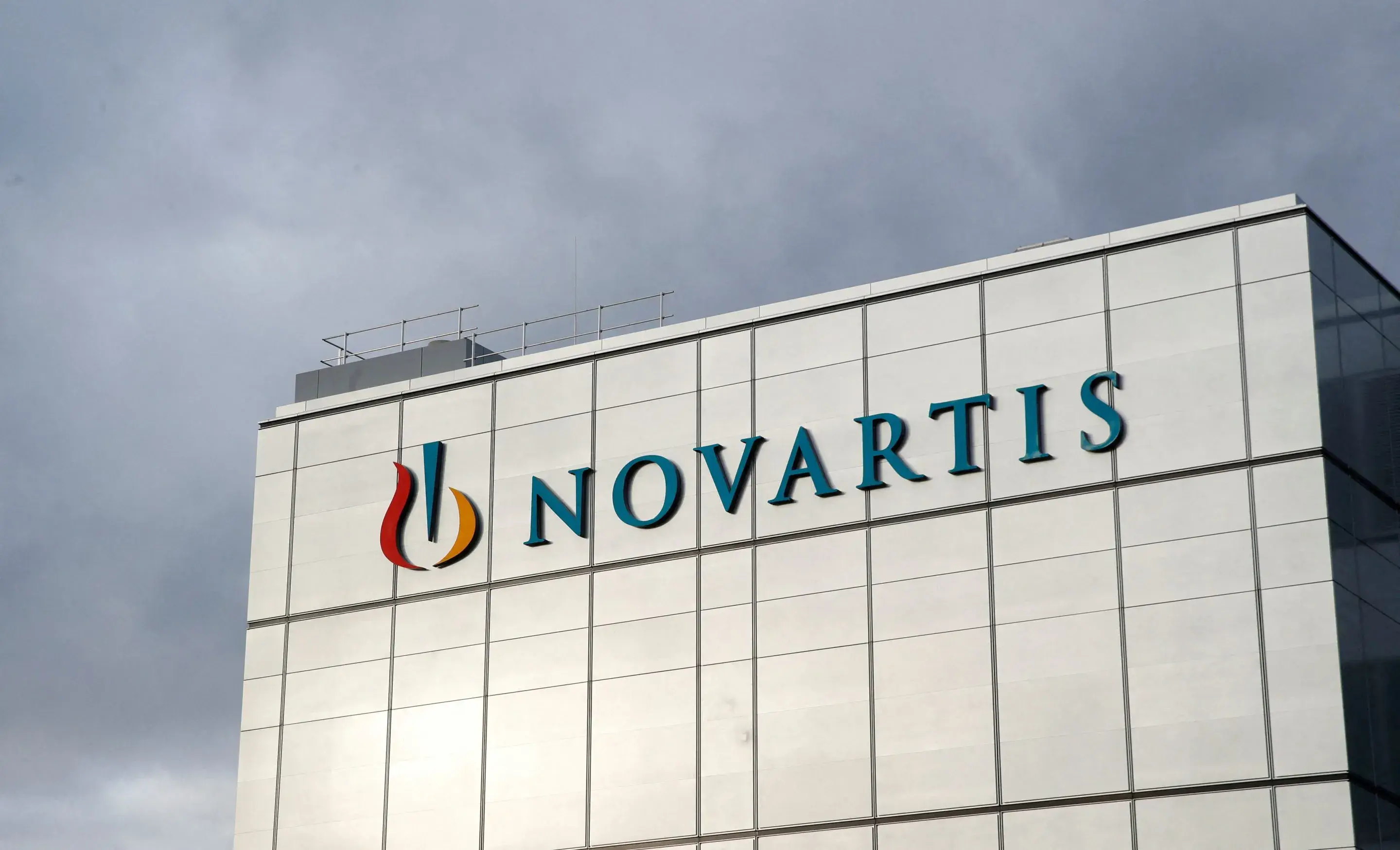 Τα γενόσημα πιέζουν τα κέρδη της Novartis – Επενδύσεις σε καινοτόμες θεραπείες και εξαγορές