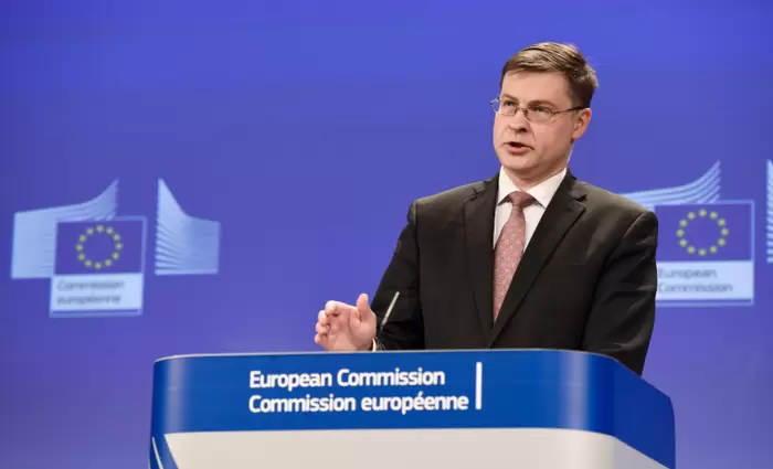 Ντομπρόβσκις: Η ΕΕ ενθαρρύνει την τραπεζική ένωση