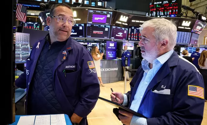 Μπάφετ – Σόρος: Οι νέες κινήσεις-μήνυμα που κάνουν οι επενδυτικοί κολοσσοί τους