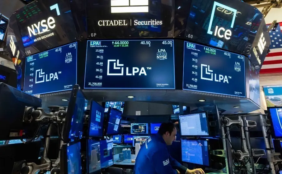 Wall Street: Στο κόκκινο οι δείκτες παρά την μείωση έκπληξη των επιτοκίων από τη Fed