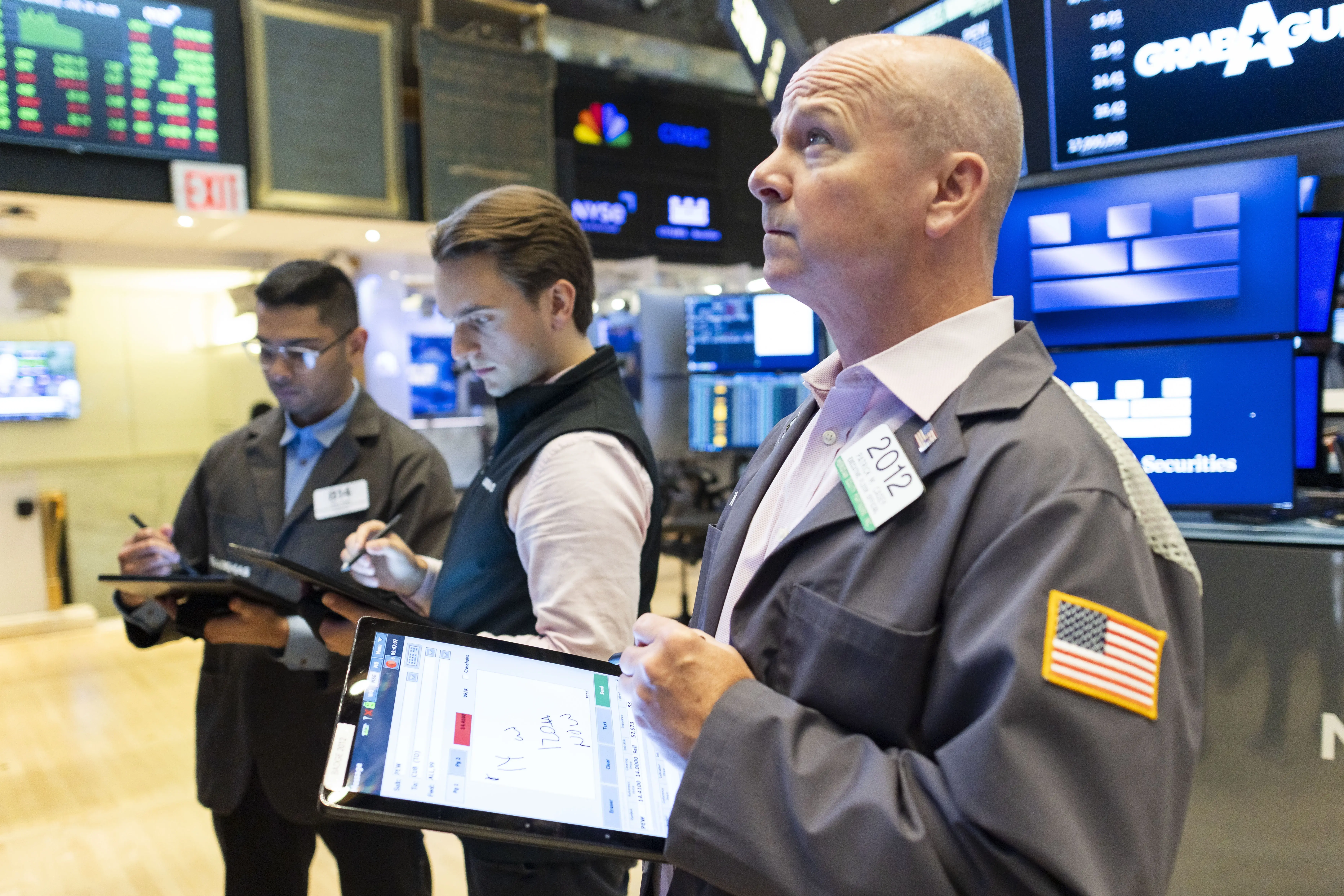 Κοντά στα ιστορικά ρεκόρ παραμένει η Wall Street με ώθηση από τα εταιρικά κέρδη