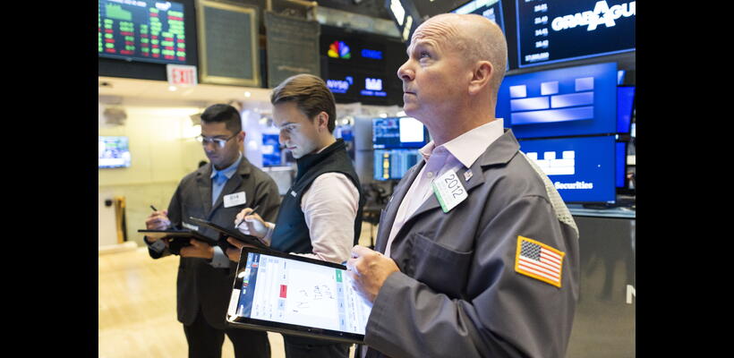 Κοντά στα ιστορικά ρεκόρ παραμένει η Wall Street με ώθηση από τα εταιρικά κέρδη