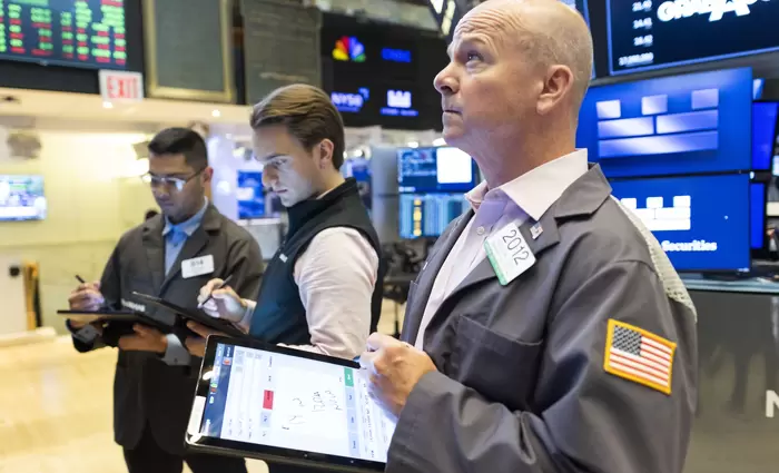 Κοντά στα ιστορικά ρεκόρ παραμένει η Wall Street με ώθηση από τα εταιρικά κέρδη