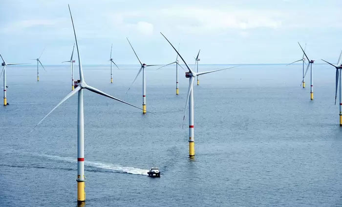 ΑΠΕ: Ο Τραμπ… ανοίγει δρόμο στην Κίνα για την κυριαρχία της στα υπεράκτια αιολικά