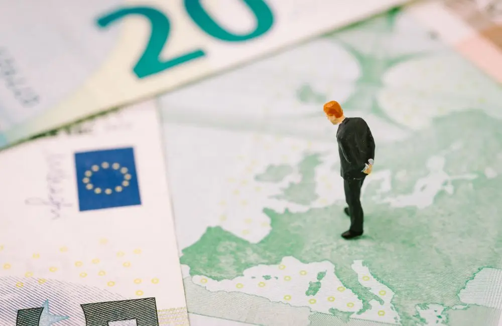 Δημοσκόπηση Bloomberg: Τρεις αυξήσεις επιτοκίων από ΕΚΤ φέτος