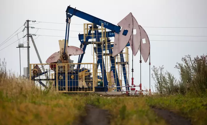 Άλμα στις τιμές πετρελαίου μετά τη μείωση παραγωγής από Ρωσία