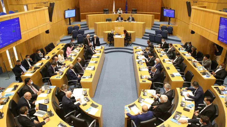 Η Βουλή ενέκρινε δωδεκατημόρια για 25 περίπου ημικρατικούς