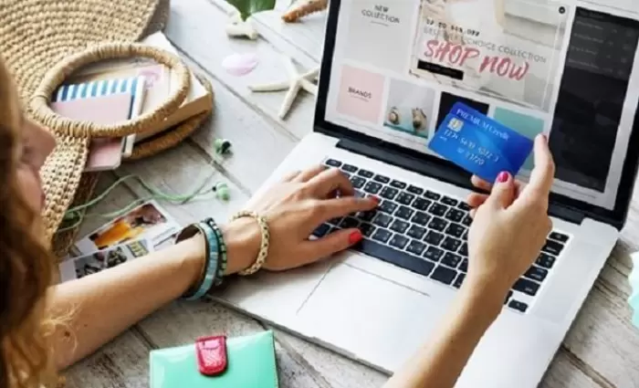 Αγαπημένο μου ρομπότ, τι ρούχα να αγοράσω; - Πώς ψωνίζουν οι νέοι