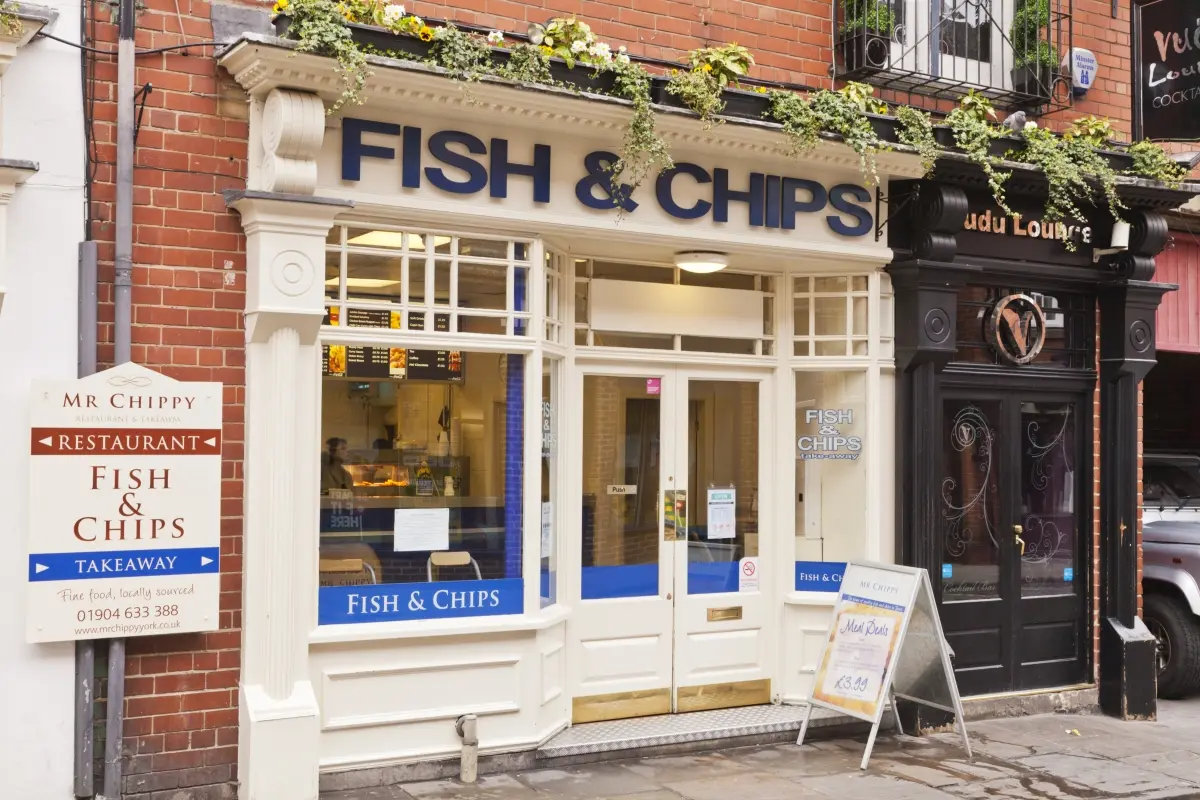Κινδυνεύουν με λουκέτο τα fish and chips στην Βρετανία