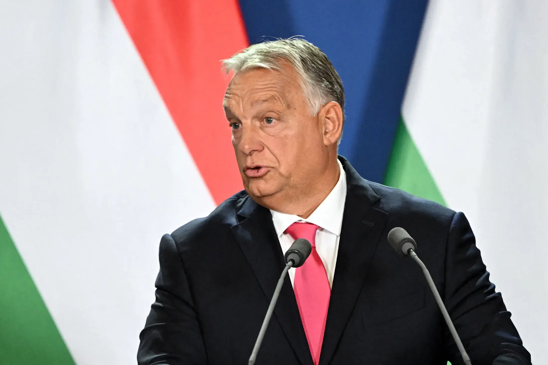 Ο Όρμπαν πιέζει για μείωση των επιτοκίων, αλλά η κεντρική τράπεζα «κλείνει» τα αυτιά της