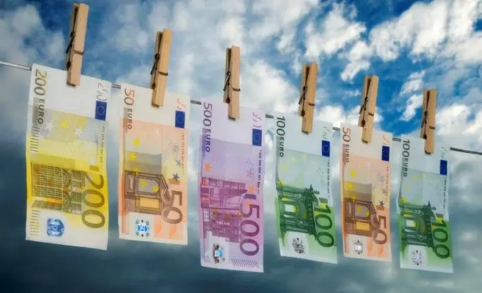 ΕΕ: Οι «μνηστήρες» της έδρας για πάταξη του «μαύρου» χρήματος