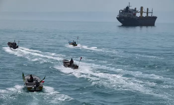 «Μποτιλιάρισμα» στα Στενά του Ορμούζ: 143 πλοία αναμένουν διέλευση, στα ύψη οι ναύλοι