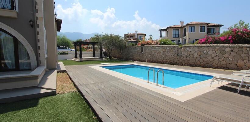 Ξένοι αγοράζουν ακίνητα στα κατεχόμενα