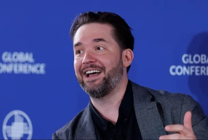 Στην κούρσα για αγορά του TikTok και ο συνιδρυτής του Reddit