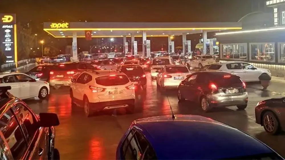 Τουρκία: Ατελείωτες ουρές στα βενζινάδικα - Συλλήψεις σε διαδηλώσεις