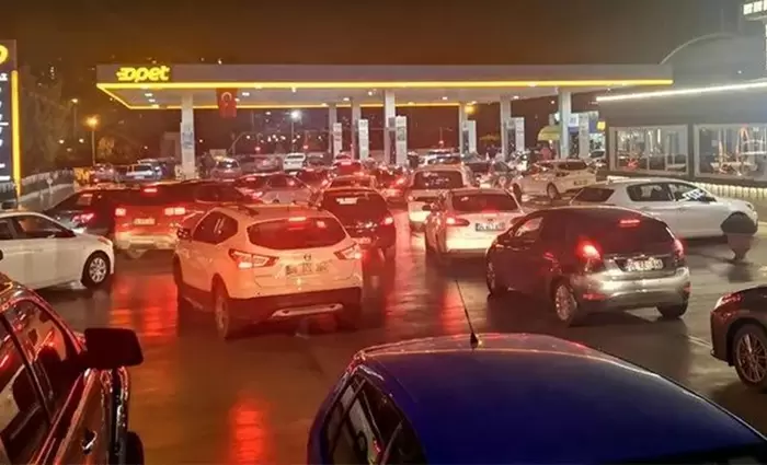 Τουρκία: Ατελείωτες ουρές στα βενζινάδικα - Συλλήψεις σε διαδηλώσεις