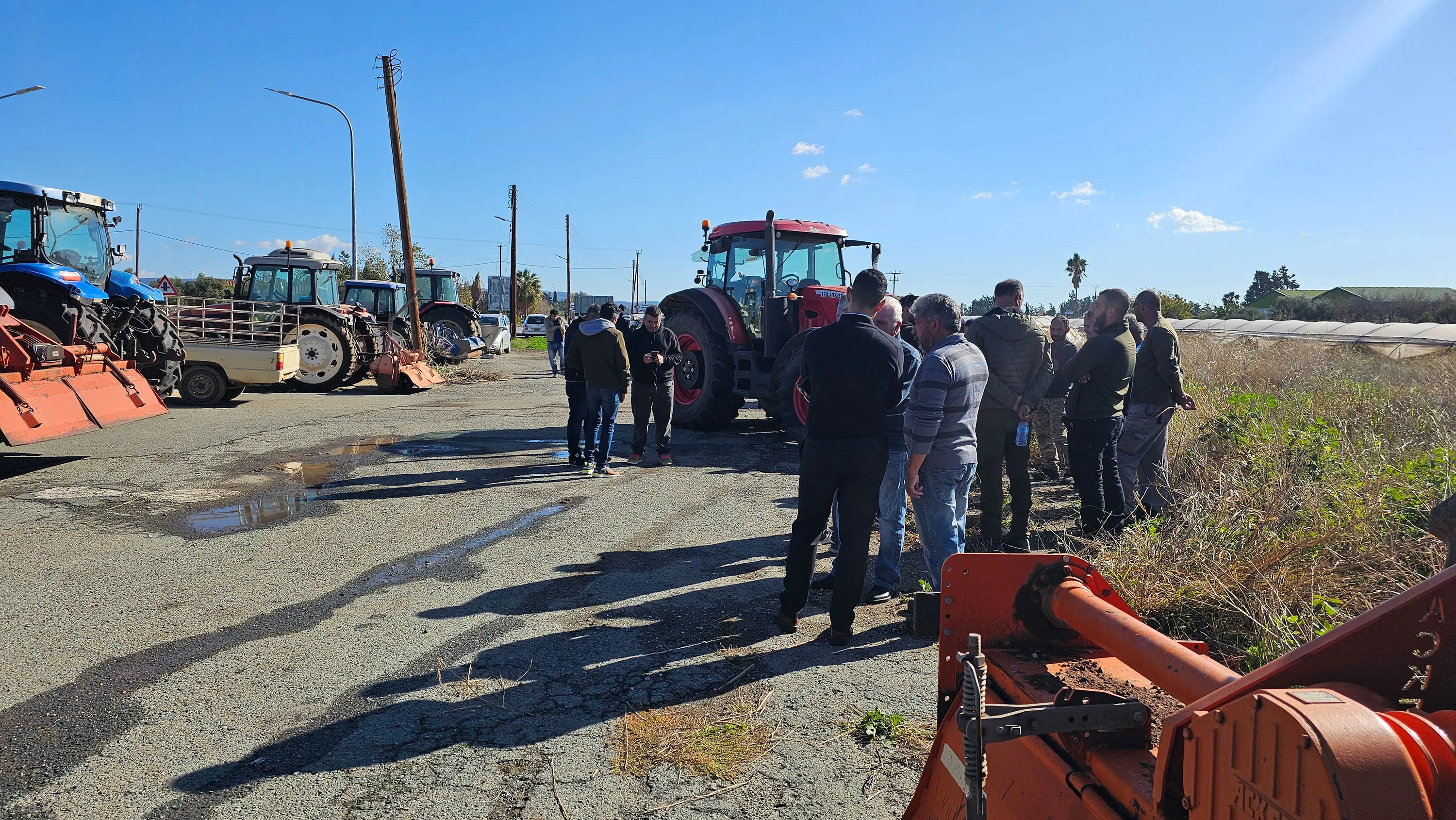 Αγρότες έκλεισαν συμβολικά τμήμα του παλιού δρόμου Πάφου-Λεμεσού
