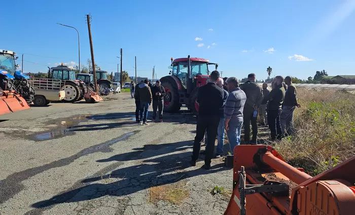 Αγρότες έκλεισαν συμβολικά τμήμα του παλιού δρόμου Πάφου-Λεμεσού