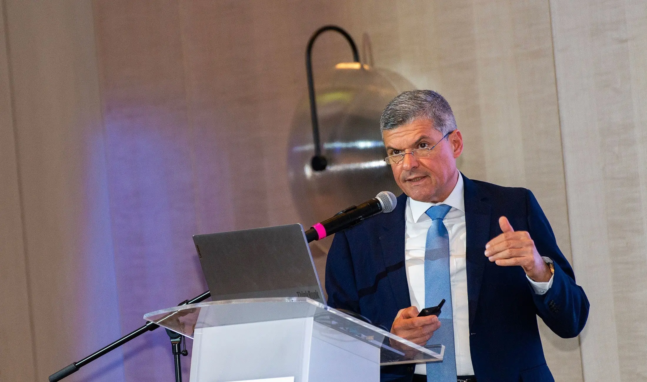 Στηρίζει το μονοπώλιο ο Παπαναστασίου αλλά δεν αναβαθμίζει την ΑΗΚ