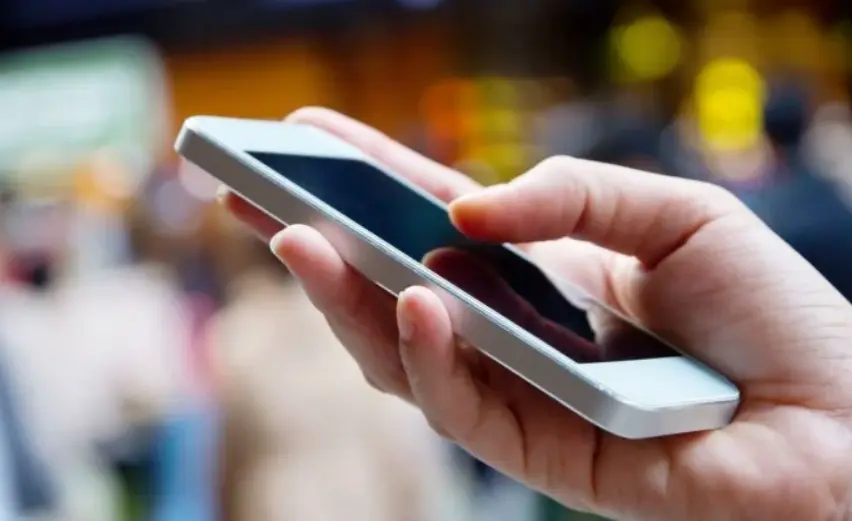 Η ΕΕ προτείνει μαζική παρακολούθηση των SMS για την προστασία των ανηλίκων