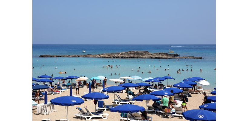 «Πράσινο» για ακριβότερες ξαπλώστρες και ομπρέλες στις παραλίες –  Δημοσιεύτηκαν οι αυξήσεις