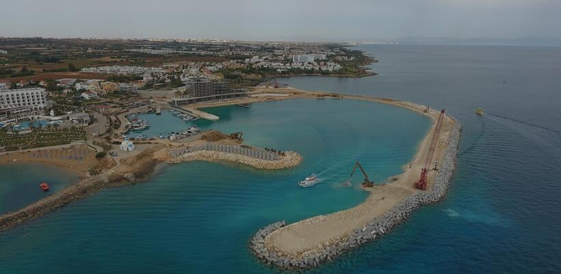 Ολοκληρώθηκε η κατασκευή και θωράκιση του εξωτερικού μετώπου του προσήνεμου βραχίονα της Μαρίνας Παραλιμνίου!