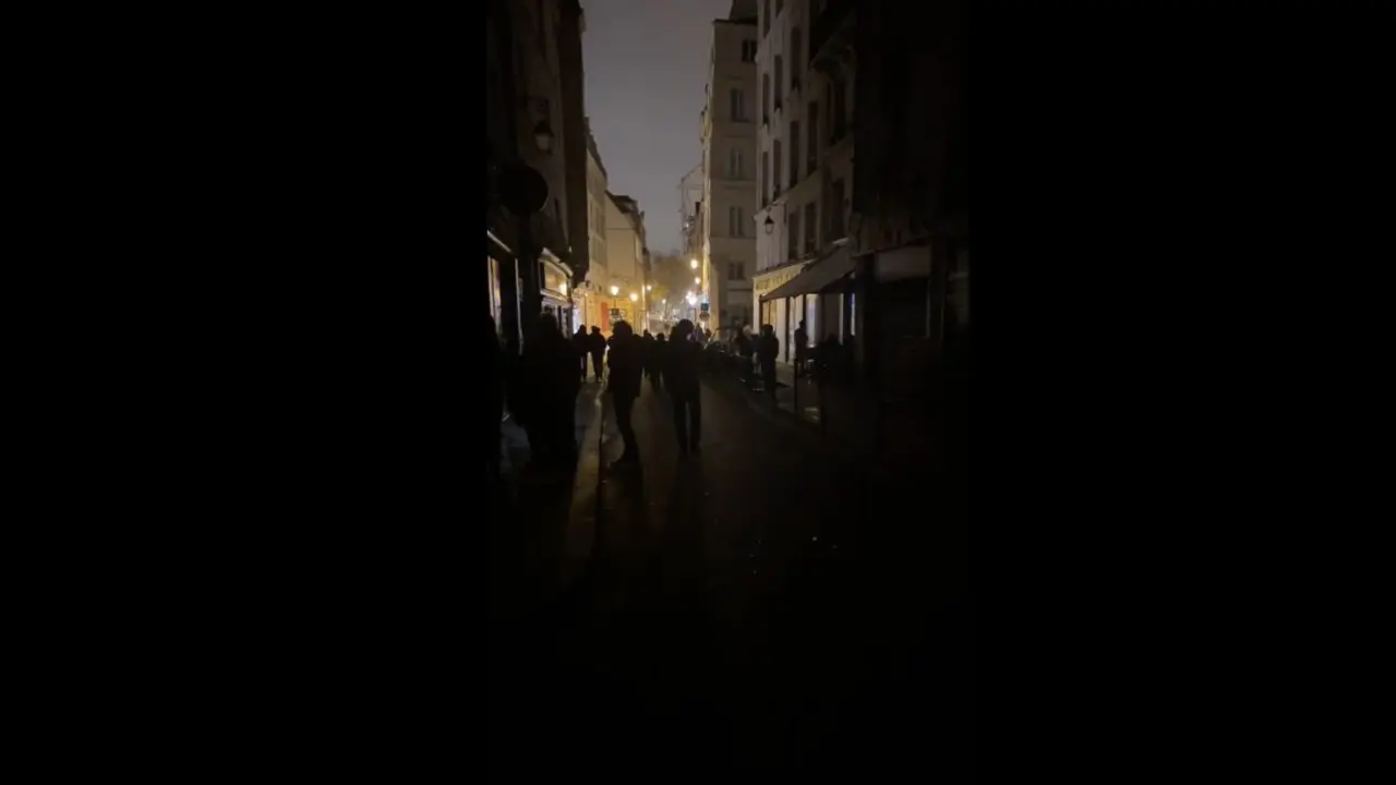 Στο σκοτάδι βυθίστηκαν γειτονιές του Παρισιού