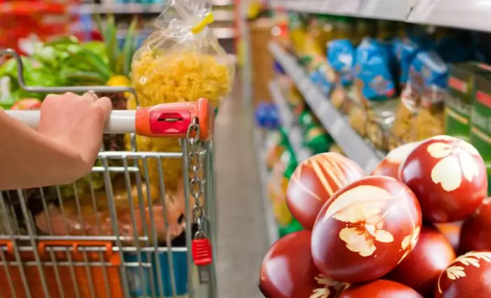 Τελευταία στιγμή για πασχαλινά ψώνια στις υπεραγορές οι καταναλωτές