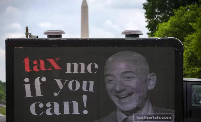 Εκατομμυριούχοι κατά του Μπέζος - Θέλουν να πληρώνουν περισσότερους φόρους