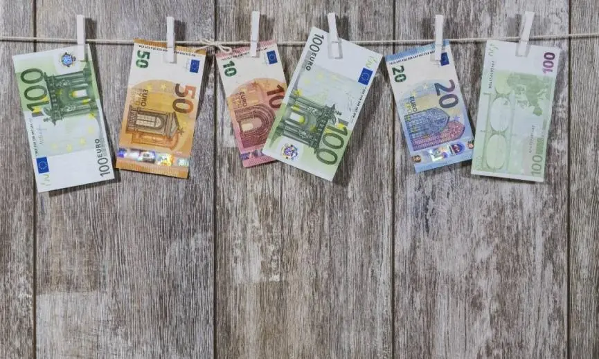 Στην ατζέντα της Νομικής Υπηρεσίας οι περικοπές μισθών 