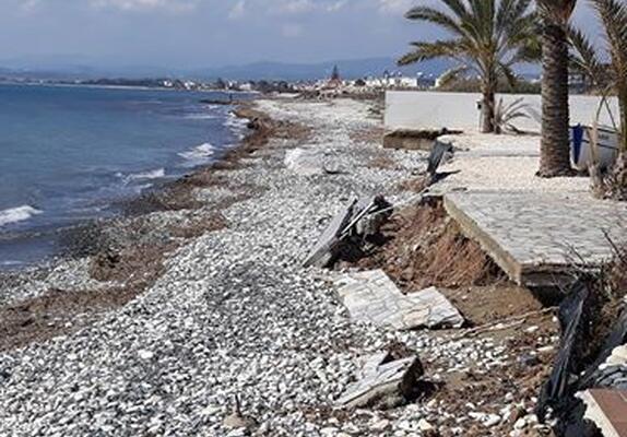 Διαβρώνονται οι παραλίες Βορόκληνης και Περβολιών