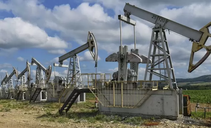 Πετρέλαιο: Τι βύθισε την τιμή κάτω από τα 75 δολάρια το βαρέλι