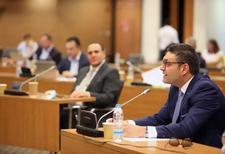 «Ανάγνωση» διαταγμάτων από ΥΠΟΙΚ για χρεώσεις τραπεζών