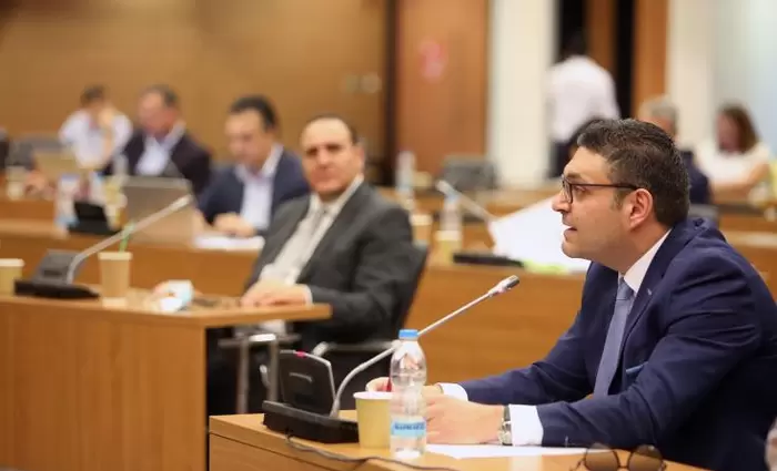 «Ανάγνωση» διαταγμάτων από ΥΠΟΙΚ για χρεώσεις τραπεζών