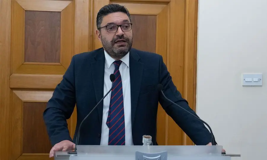 Στο χαμηλότερο επιτρεπτό επίπεδο ο φόρος κατανάλωσης, λέει ο ΥΠΟΙΚ