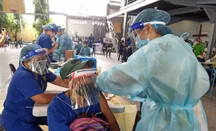 Πρόεδρικές απειλές σε αρνητές εμβολίου: Φυλάκιση ή «ένεση για γουρούνια»