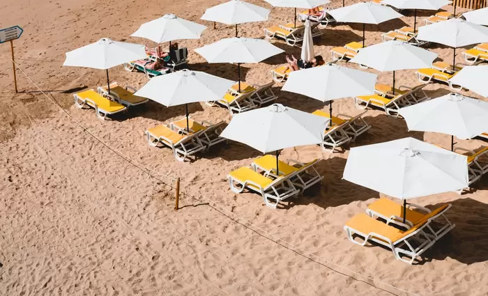 Αλαλούμ για τις ξαπλώστρες και ομπρέλες στις παραλίες 