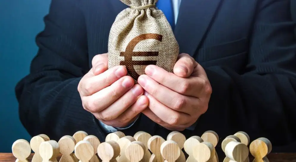 Αρχίζει στη Βουλή η συζήτηση για φορολόγηση υπερκερδών των τραπεζών