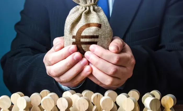 Αρχίζει στη Βουλή η συζήτηση για φορολόγηση υπερκερδών των τραπεζών