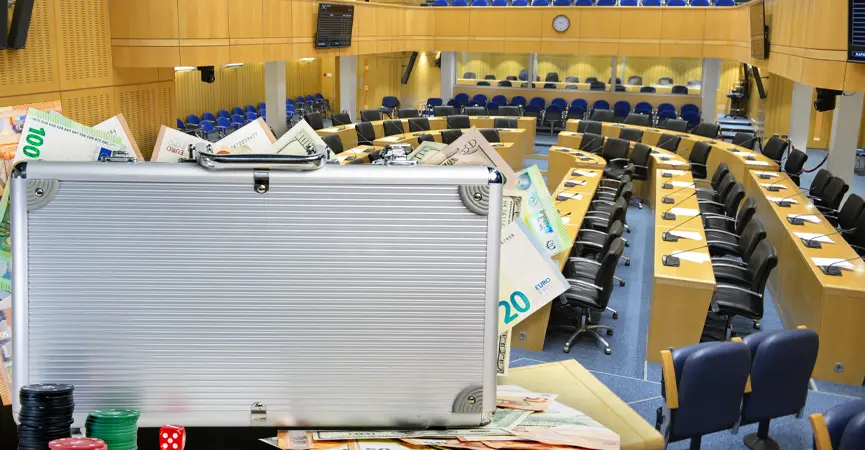 Στο καζίνο με μετρητά πάνω από 10.000 ευρώ; Αποφασίζει η Βουλή