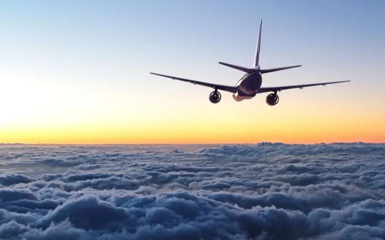 Διακοπές στην Ευρώπη: Επιβραδύνεται η ζήτηση από ΗΠΑ, ενισχύεται από Ασία