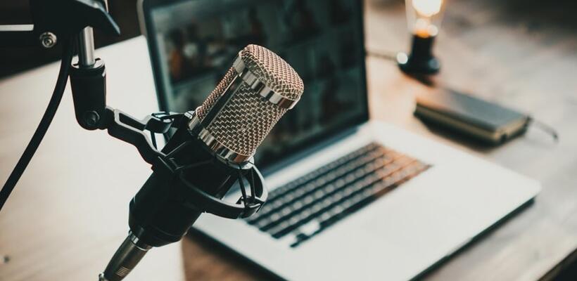 Τα social media υποχωρούν σε αξιοπιστία και τη θέση τους παίρνουν τα podcast