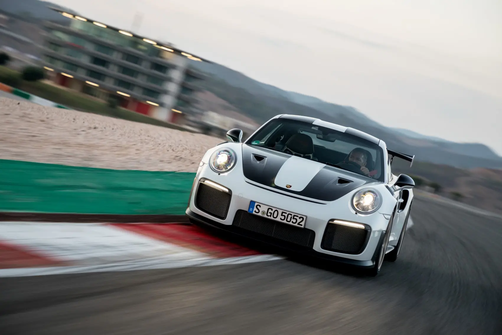 Σαρώνει τα ρεκόρ στις πίστες η Porsche 911 GT2 RS